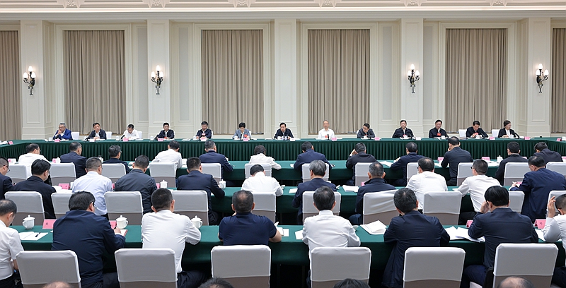 王曉暉在省級領(lǐng)導(dǎo)干部黨紀學(xué)習(xí)教育讀書班上強調(diào)
堅持從學(xué)紀入手抓好黨紀學(xué)習(xí)教育
切實做到學(xué)紀知紀明紀守紀
黃強施小琳參加「相關(guān)圖片」